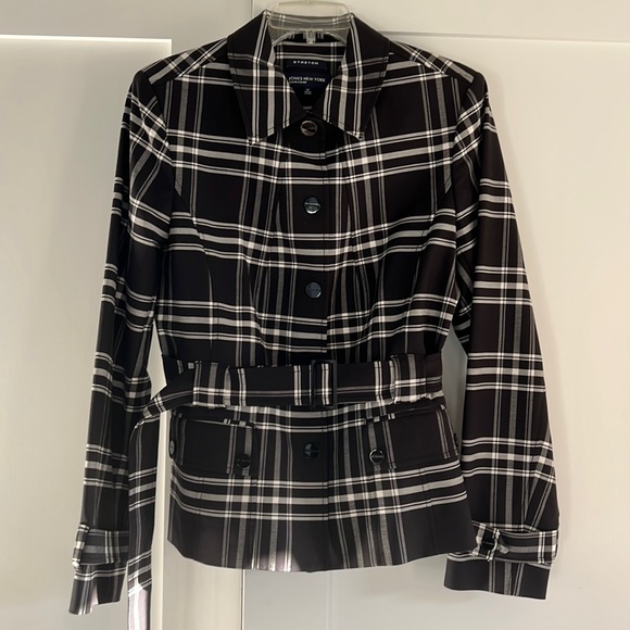 Jones New York Jackets & Blazers - Jones New York stretch raincoat short trench. B&W plaid.